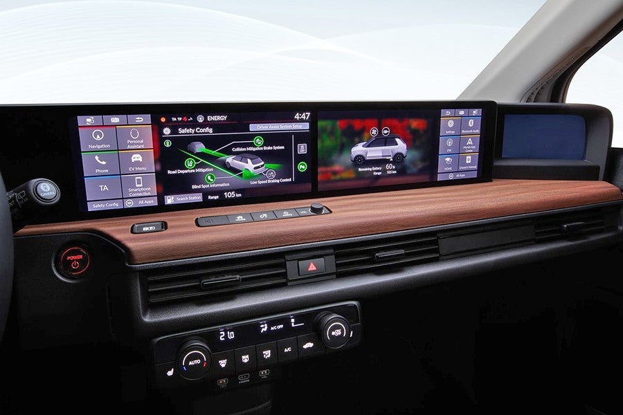 El equipamiento es muy completo, acorde con su precio de coche de capricho.