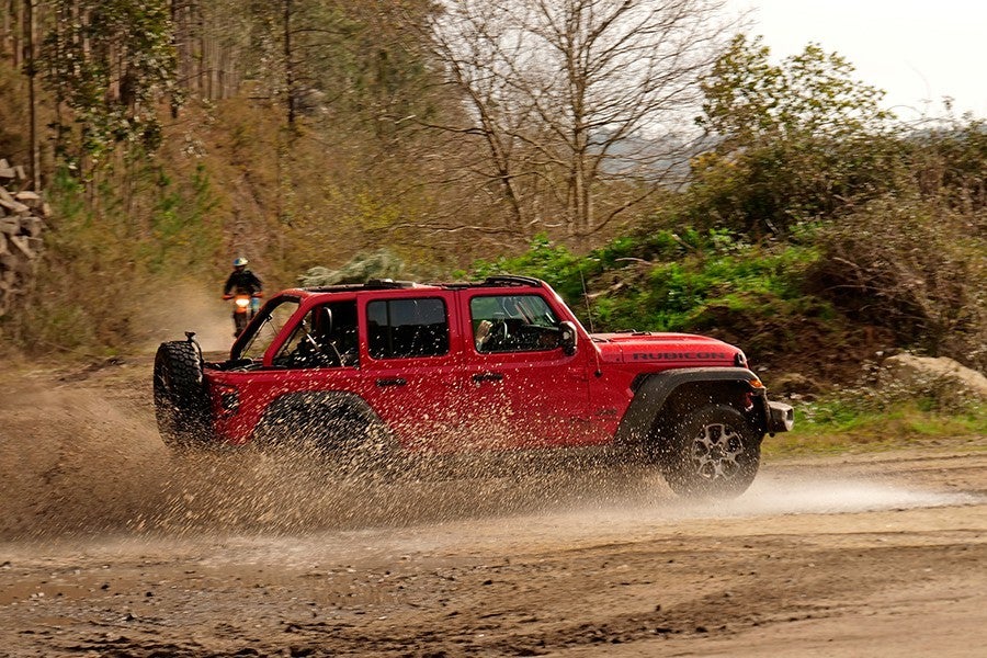 El Wrangler es claramente un especialista fuera del asfalto.