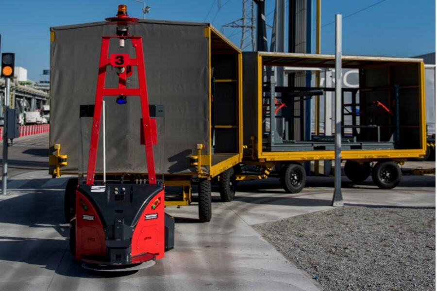 Los robots autónomos de Seat cuentan con un convoy de 25 m, una capacidad de hasta 10 t y realizan rutas de 3,5 km.