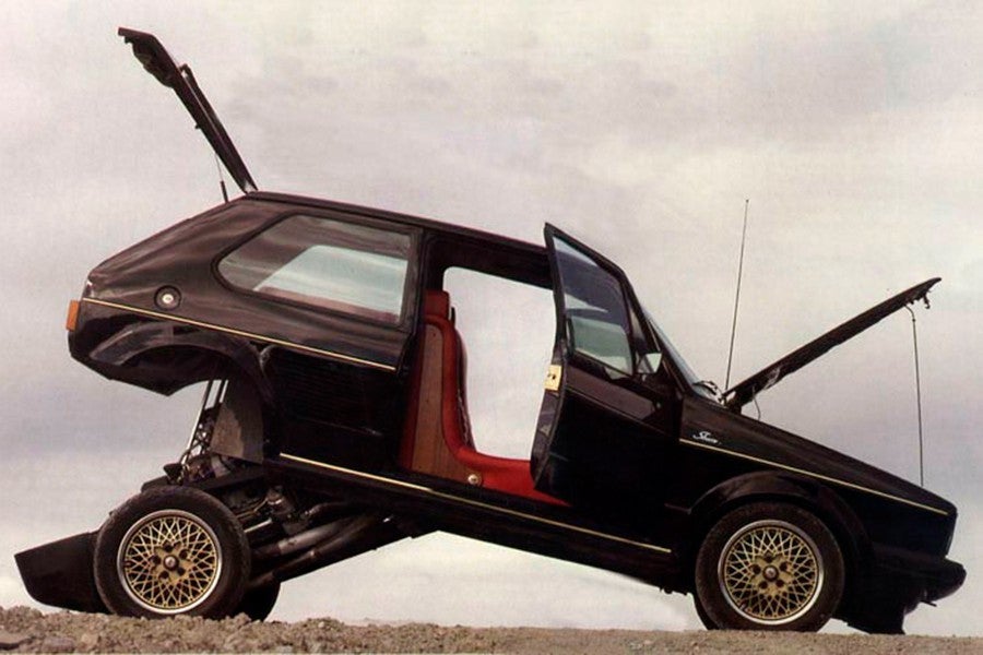 Este Golf se articula para dejar a la vista el corazón de un Porsche 930.