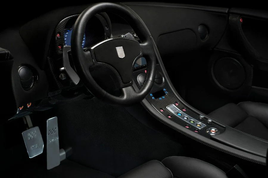 Además de proyectar la cámara trasera, la pantalla LED del GTA Spano cuenta con navegador, radio y Bluetooth.