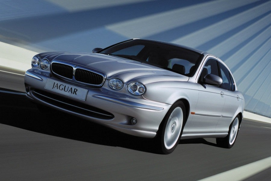 Durante la fusión entre Ford y Jaguar surge el X-Type, que es básicamente un Ford Mondeo con carrocería Jaguar.