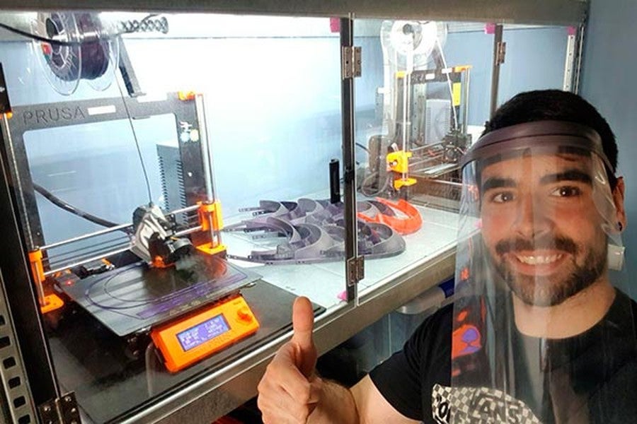 Un trabajador de Renault, con una impresora 3D