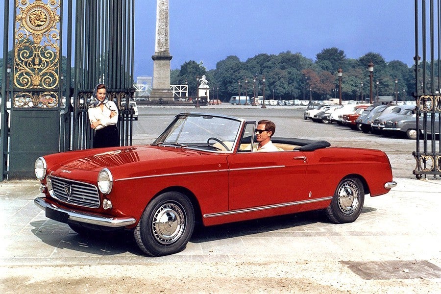 El Peugeot 404 Cabriolet carrozado por Pininfarina se parece mucho a los Ferrari de la época.
