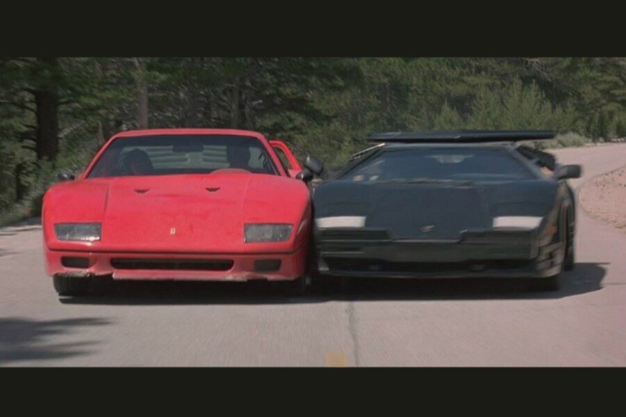 En la película Joshua Tree se nota a la legua que los coches son réplicas de Fiero.