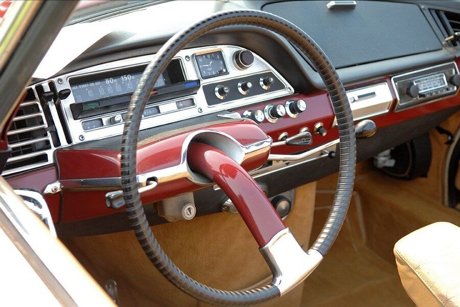 El volante monobrazo fue una seña de identidad de Citroën durante décadas.