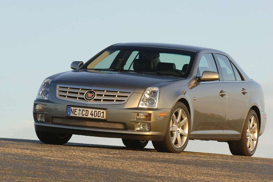 El Cadillac STS tiene un equipamiento y un lujo superior.