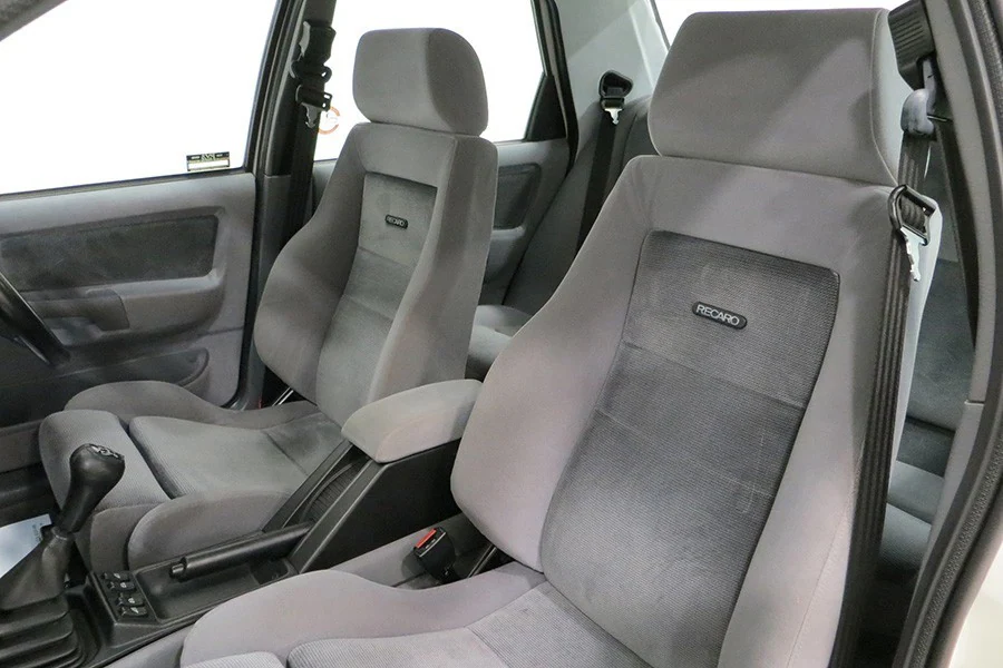 En el interior, sólo los asientos Recaro, las siglas RS y el volante daban pistas sobre su potencial.