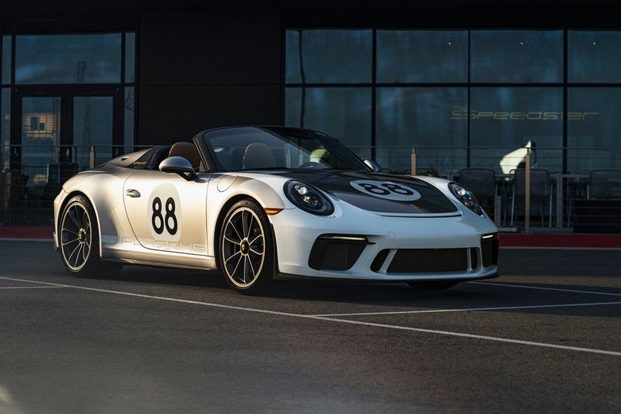 Este 911 Speedster luce una pintura exterior GT Silver Metallic.