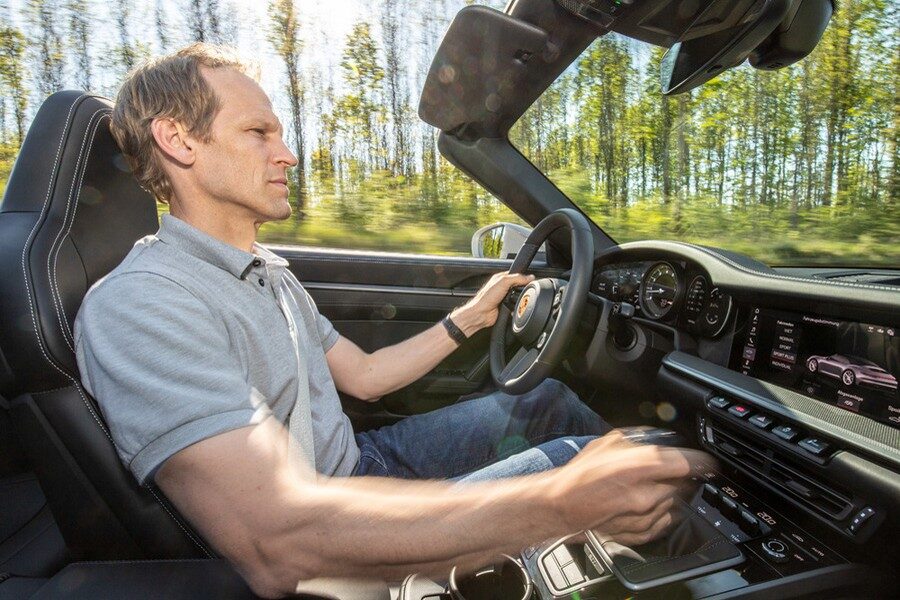 Con la caja manual, el 911 Carrera S acelera de 0 a 100 km/h en 4,2 segundos.