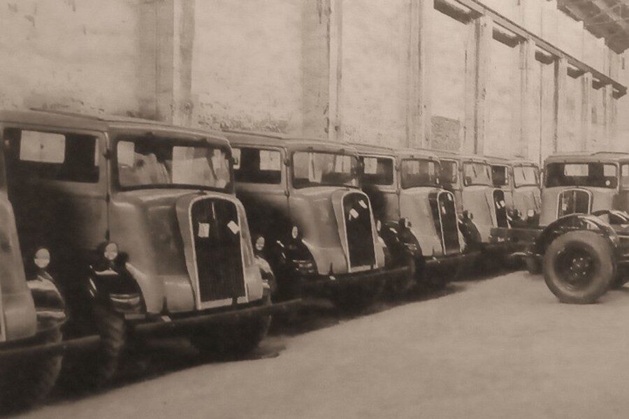 Varios camiones Ford en la fábrica de Ford Motor Ibérica SA.