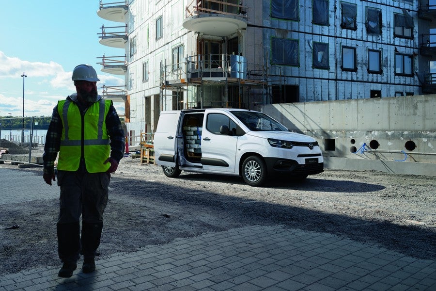 Toyota entra de lleno en el segmento de los comerciales con las versiones para trabajadores.