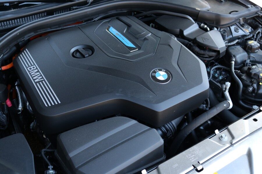 Prueba del BMW 330e 2020 híbrido enchufable motor.