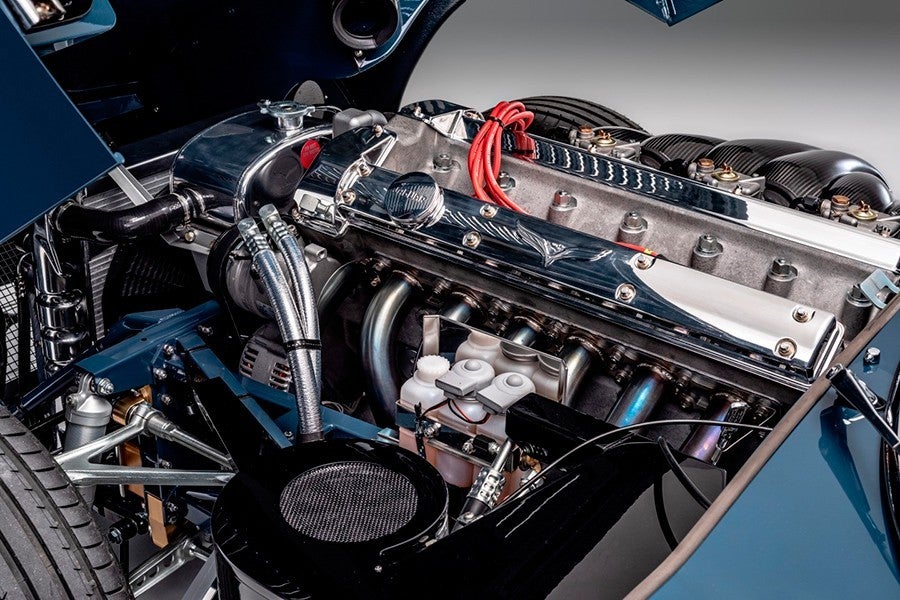 El motor de 4,7 litros roza los 400 CV.