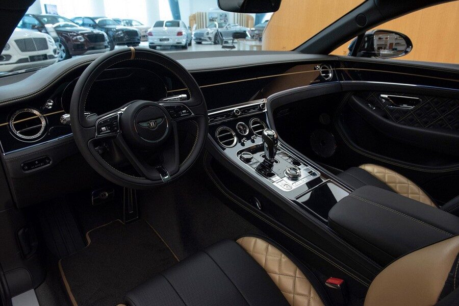 El habitáculo de este Continental GT Aurum tiene inserciones en oro.