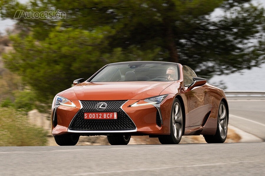 Lexus ha sabido compensar los 100 kilos extra y propone un comportamiento excelente.