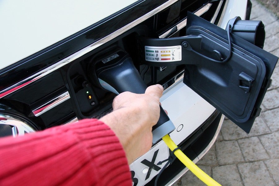 El Passat fue una de las primeras berlinas en ofrecer una variante híbrida enchufable.