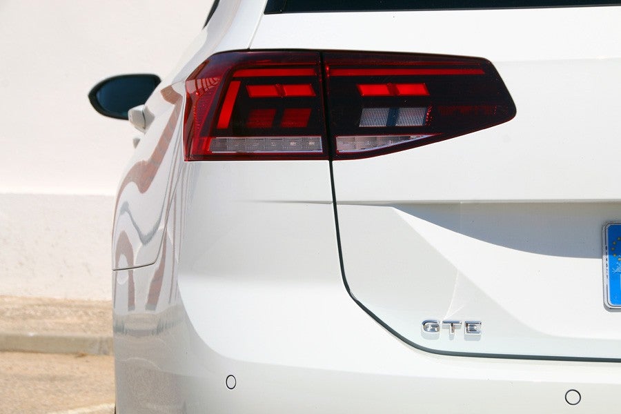 La dotación de serie en este Passat GTE es amplia, pero necesita ser completada en materia de seguridad.