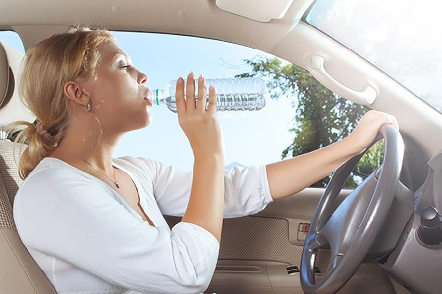 Hidratarse es importante a la hora de conducir, pero con precaución