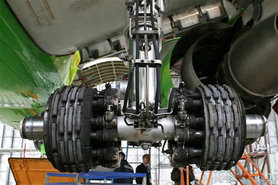 Frenos de carbono del tren de aterrizaje de un avión.