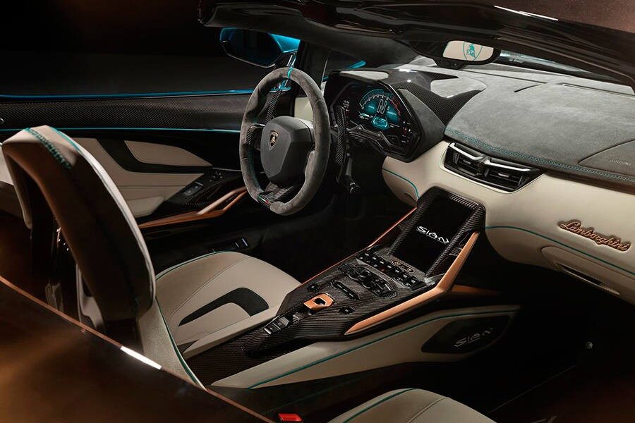 El interior está mucho más cuidado de lo que Lamborghini suele hacer.