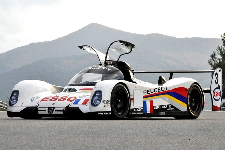 El Peugeot 905 también tenía estas puertas por razones técnicas.