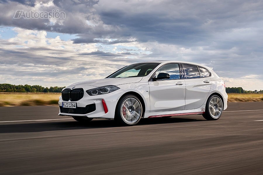 Los detalles en rojo son la seña de identidad del BMW 128ti.