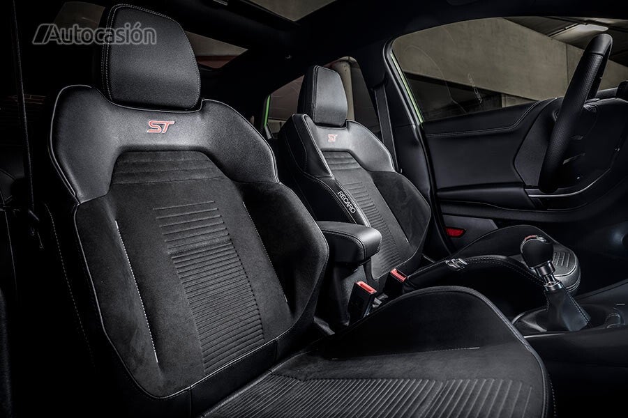 Los excepcionales asientos Recaro forman parte del equipamiento de serie del Ford Puma ST.
