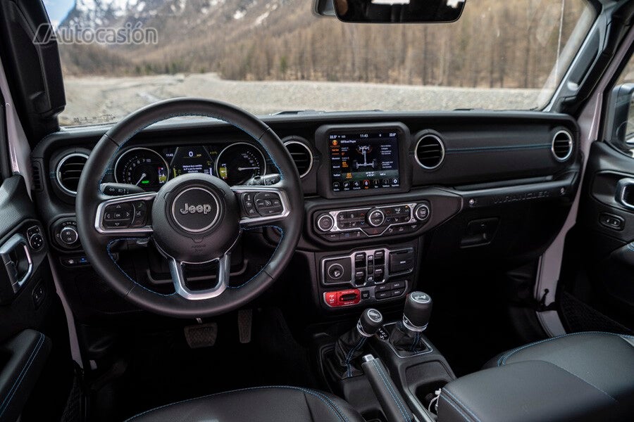 El interior del Wrangler 4xe es similar al del resto.