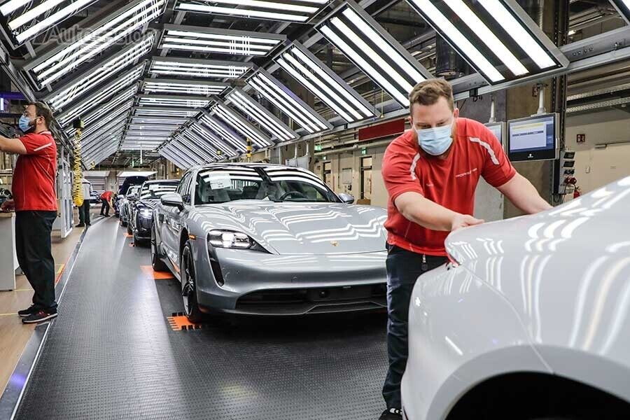 Operarios de la planta de Porsche