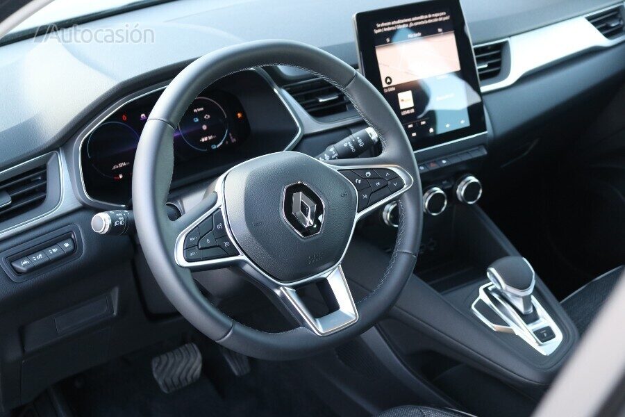 Renault Captur PHEV 2021 interior
