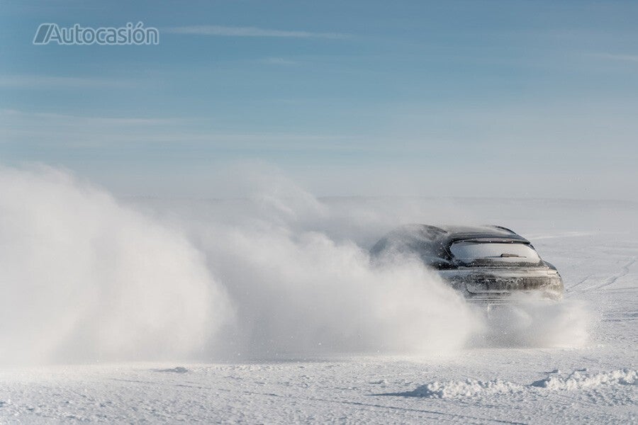 Aunque no lo parezca, entre toda esa nieve hay un Cross Turismo.