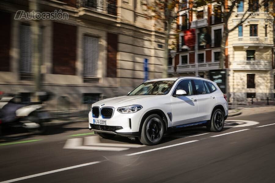 Llantas con nuevo diseño, más ligero y aerodinámico, para aumentar la eficiencia del BMW iX3