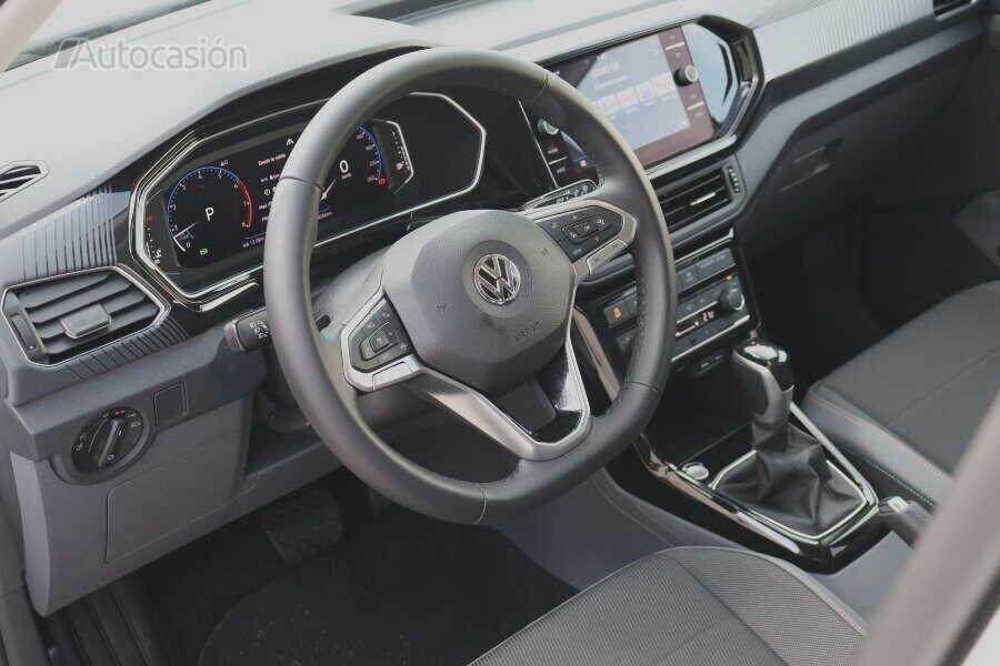 Volkswagen T-Cross Sport 150 CV interior