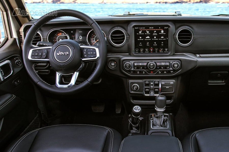 El puesto de conducción es idéntico al del Wrangler.