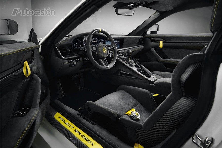 El interior es casi un calco del Carrera GT.