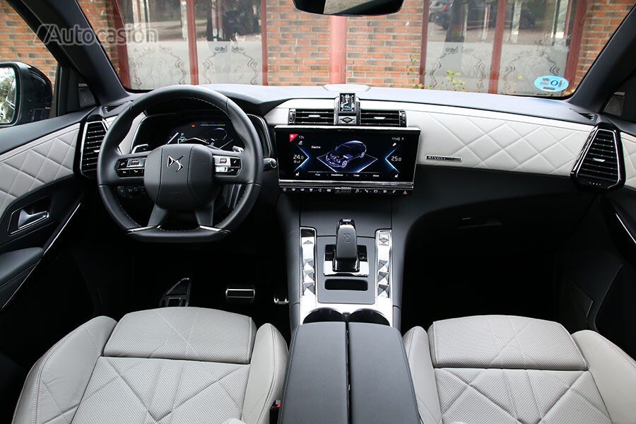 El interior del DS7 destaca por la calidad de los materiales.