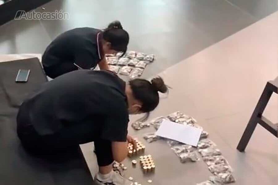 Empleadas del concesionario contando monedas