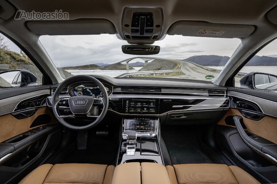 Audi A8 TFSIe híbrido enchufable 2022 interior.