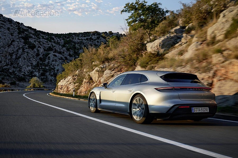 El Taycan Turbo S Sport Turismo acelera de 0 a 100 km/h en solo 2,8 segundos.