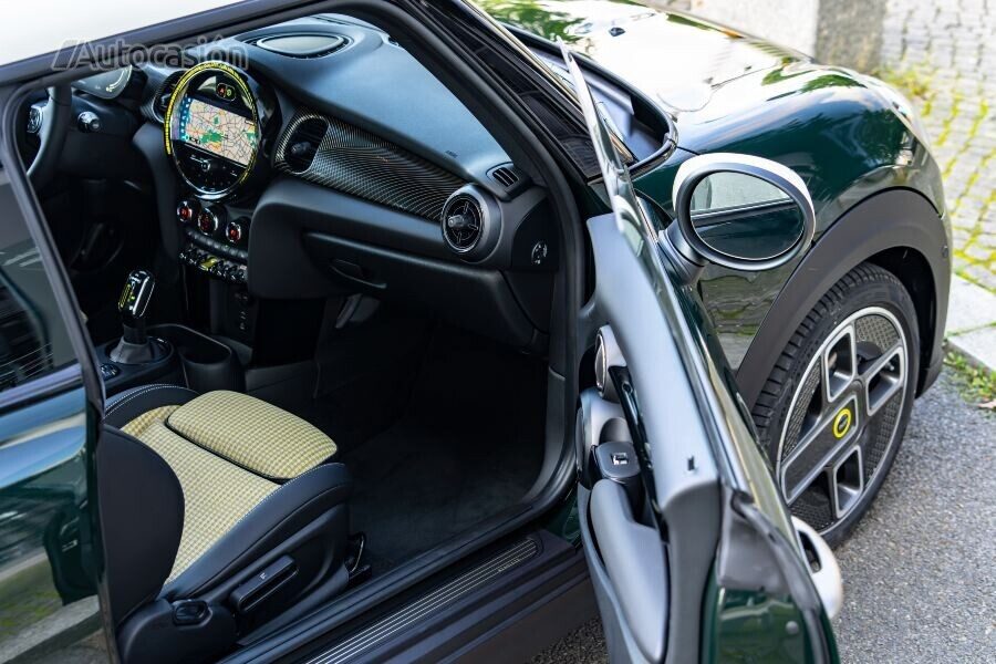 Mini Cooper SE Resolution Edition interior