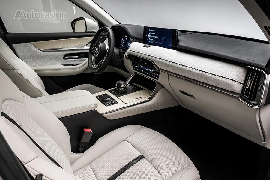 El interior del Mazda CX-60 emplea materiales de calidad.