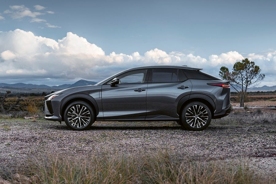 Su vista lateral es la de un crossover coupé.