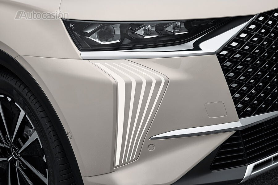 El DS7 2022 estrena faros matriciales con dos módulos exteriores de 84 puntos LED.