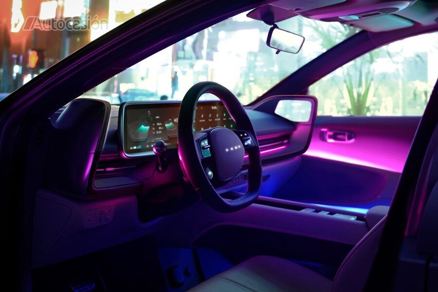 Salvo por las pantallas para los retrovisores digitales, el interior es un calco del IONIQ 5.