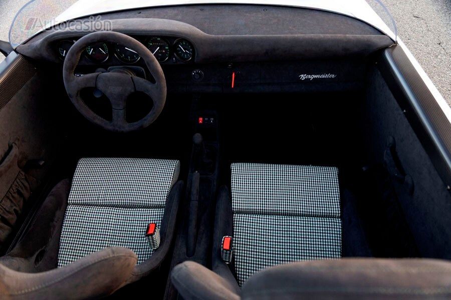 El interior está completamente tapizado en Alcantara