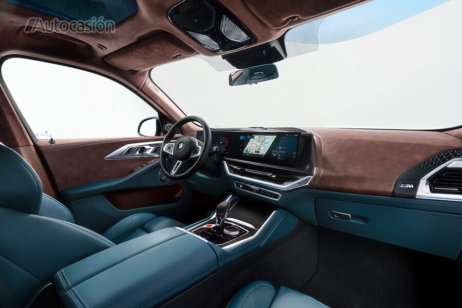 El interior del BMW XM esta protagonizado por dos pantallas de generoso tamaño.