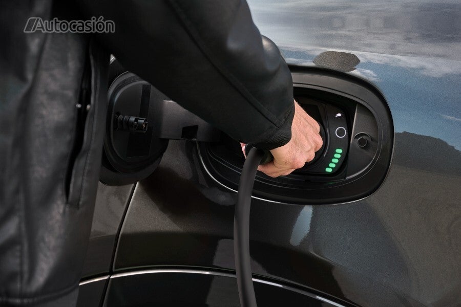 The recharging system is the one that usually gives the most breakdowns in plug-in cars.