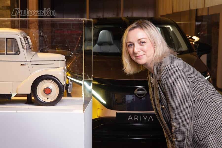 Lyons con la maqueta del Tama, el primer vehículo eléctrico de Nissan en 1947