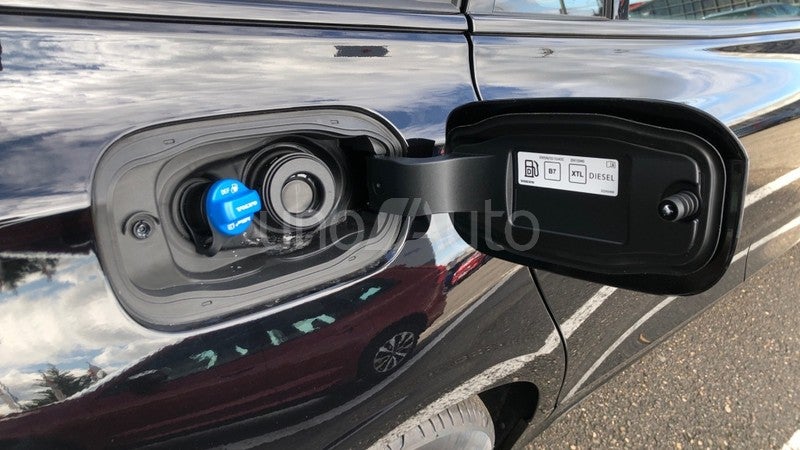 V60 2.0 B4 D PLUS DARK AUTO 197 5P